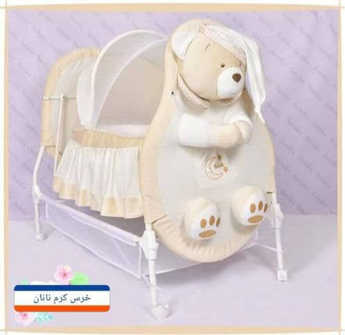 تخت کنار مادر